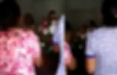 Menolak untuk Menguburkan Jenazah Anaknya, Keluarga Ini Terus Berdoa Pada Tuhan dan Berharap Anaknya Hidup Lagi