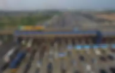 Sejumlah kendaraan pemudik terlibat antrian panjang di Gerbang Tol Cikarang Utama, Jawa Barat, Selas