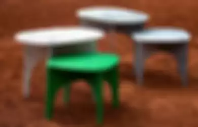 Furnitur dari plastik daur ulang.