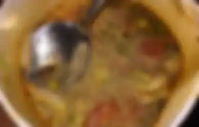 Liburan Natal Hancur ketika Pria Ini Tak Sengaja Makan Kecoak di Sup Tom Yam