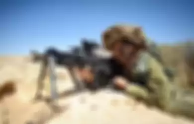 Seorang personel Israel Defense Force (IDF) sedang membidik menggunakan Tavor Rifle.