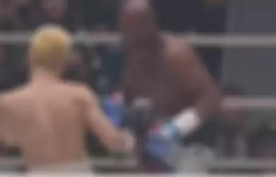 Tenshin Nasukawa menghadapi perlawanan Floyd Mayweather dalam duel bertajuk Rizin FF 14 pada Senin kemarin (31/12).