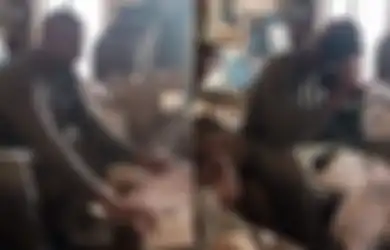 Seorang Ayah Menitihkan Air Mata ketika Boneka Beruang 'Berbicara' kepadanya