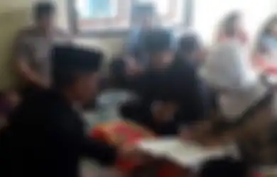 Kisah Haru Pengantin, Harus Dipisahkan Oleh Jeruji Tahanan Beberapa Saat Usai Melaksanakan Akad Nikah