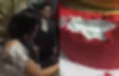Pasnagan pengantin di Filipina ditipu wedding planner, kue pernikahan mereka terbuat dari styrofoam. 