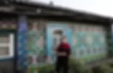 Seorang wanita asal Rusia menggunakan tutup botol bekas menjadi bagian desain fasad rumahnya