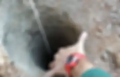 Orangtua Panik ketika Tahu Anaknya yang Masih Balita Jatuh ke Dalam Sumur Sedalam Lebih dari 100 Meter