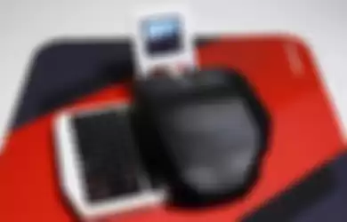 YouTuber membuat mouse yang diisi dengan komputer mini, plus keyboard dan layar mini.