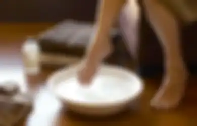 Merendam Kaki dengan Air Garam Baik Bagi Kesehatan, Termasuk Atasi Insomnia