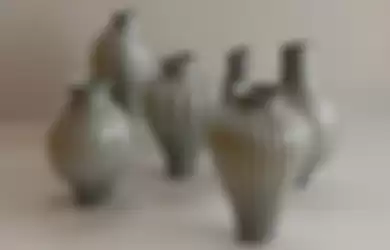 Gunakan Teknik Meniup Kaca, Desainer Ini Ubah Pipa Plastik Jadi Vas