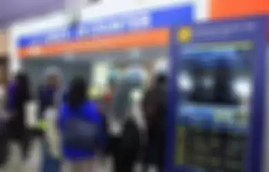 Para penumpang tengah mengantre di mesin check-in kereta api, Jumat (18/1/2019)