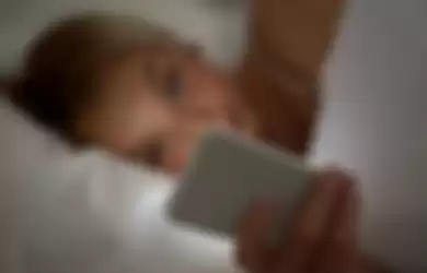 Ilustrasi-Main gadget di kasur menjelang tidur berefek negatif.