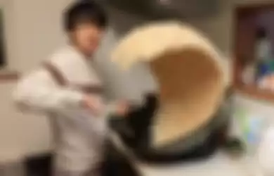 YouTuber Jepang Kanta yang tengah membuat prank ombak nasi goreng