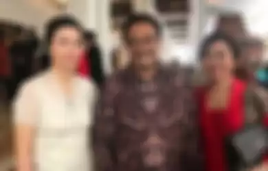 Veronica Tan tampil anggun dalam balutan kebaya warna putih saat hadiri pernikahan Kahiyang Ayu