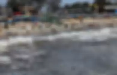 Sejumlah pemulung memungut sampah plastik di Pantai Kedonganan, Badung, Sabtu (26/1/2019). Pantai Kedonganan dipenuhi sampah kiriman yang mayoritas didominasi sampah plastik yang terdampar ke perairan tersebut akibat gelombang tinggi di wilayah perairan Bali selatan. Tribun Bali/Rizal Fanany