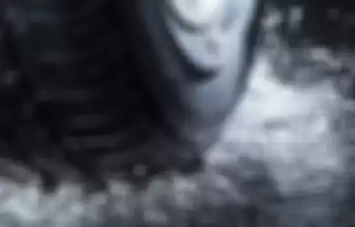 [Ilustrasi]  video sekelompok remaja sengaja ngebut di genangan air