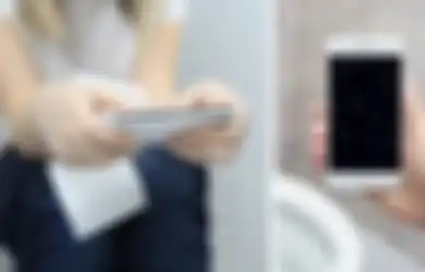 5 Hal Berbahaya yang Terjadi Jika Terlalu Lama Duduk di Toilet Sambil Main Ponsel
