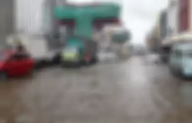  Banjir merendam Jalan Boulevard Barat, Kelapa Gading, Rabu (30/1/2019).