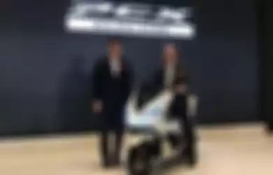 Toshiyuki Inuma (duduk) dan Johannes Loman, saat launching Honda PCX EV (31/1/2019)