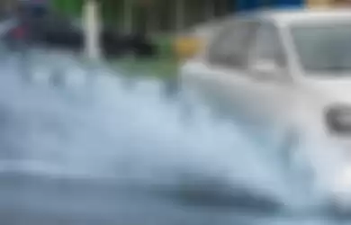 Mobil matik lewati genangan air atau banjir (ilustrasi)