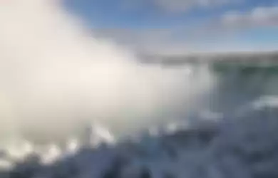 Pemandangan Air Terjun Niagara yang membentuk bongkahan es besar