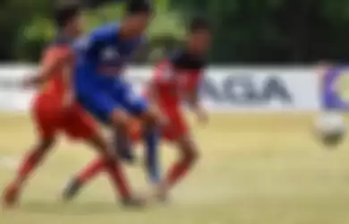 Pemain Salfas Soccer Mulkan Hanif Alfaris (biru) sedang duel berebut bola dengan para pemain Pelita Jaya di pekan ke-19 Liga Kompas Gramedia U-14, Jakarta, Minggu (6/1/2019). Dalam laga itu, Salfas Soccer menang 2-1. Kemenangan Salfas karena berhasil memaksimalkan kesempatan menambah pemain baru di awal putaran kedua sehingga permainannya meningkat di awal putaran kedua ini.   KOMPAS/ADRIAN FAJRIANSYAH (DRI) 06-01-2019