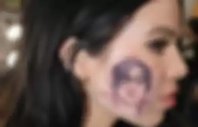 Viral, Tattoo Harry Styles di Wajah Penyanyi Kelsey Karter Jadi Omongan!