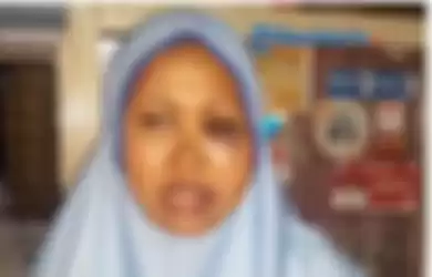 Nur Azizah menunjukkan luka lebam di wajahnya saat TribunJakarta.com menyambangi kediamannya.