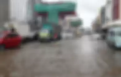 Genangan air hujan merendam Jalan Boulevard Barat, Kelapa Gading, Rabu (30/1/2019).