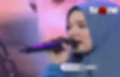 Mulan Jameela tak kuasa menahan tangis saat nyanyikan lagu 'Kangen' di ILC  Selasa (5/2/2019).