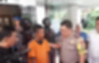 Slamet (berbaju oranye), penganiaya anak sendiri hingga tewas, dibekuk petugas Kota Tangerang. 