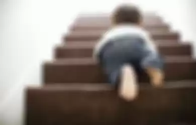 Perhatikan desain tangga yang aman bagi si kecil.