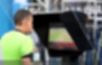 Ilustrasi wasit meninjau ulang keputusan pertandingan melalui VAR (video assistant referee).