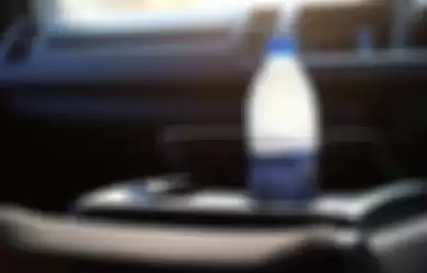 Air minum kemasan yang ditinggal di dalam mobil