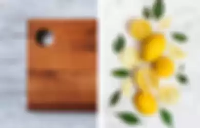 Membersihkan talenan kayu bisa dengan menggunakan jeruk lemon.