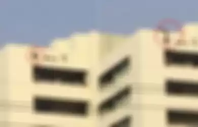 Momen mendebarkan gadis jatuh dari gedung 7 lantai.
