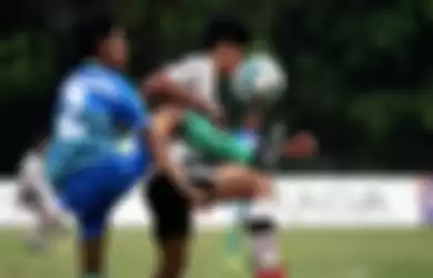 Pemain SSB Bina Taruna Cibubur, Faisal Fatur Rahman (kiri) berebut bola dengan pemain SSB Mandiri Selection, M Nur Nazril Rosnan dalam lanjutan Liga Kompas Gramedia U-14 di GOR Ciracas, Jakarta, Minggu (10/2/2019). Kedua tim bermain imbang 0-0.  KOMPAS/HERU SRI KUMORO (KUM) 10-02-2019