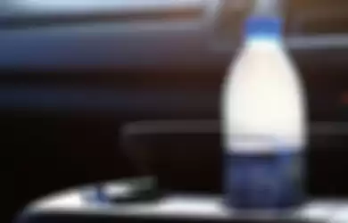 Terpapar suhu yang cukup panas didalam mobil, air minum dalam kemasan botol bahayakan kesehatan? 