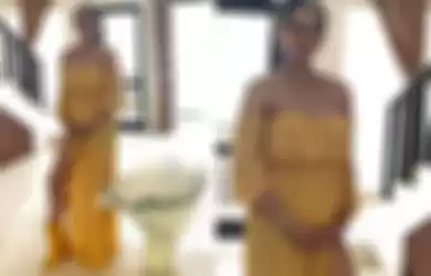 Penampilan seksi Kimmy Jayanti saat hamil pakai slit dress model off shoulder warna kuning