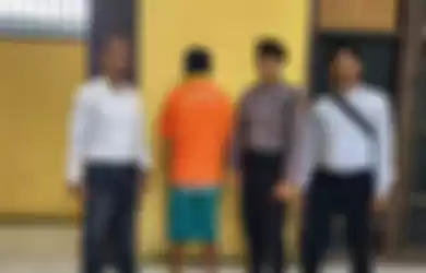 Tersangka A (baju tahanan) diapit oleh penyidik Satreskrim Polres Bulungan di rumah tahanan Polres, Rabu (27/2/2019).