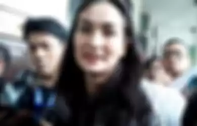 Artis peran Atiqah Hasiholan saat menemani Ratna Sarumpaet menjalani sidang perdana di Pengadilan Negeri Jakarta Selatan, Kamis 