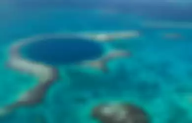 Great Blue Hole memiliki diameter lebih dari 300 meter.
