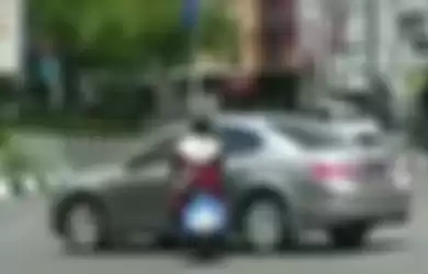 Emak-emak naik Vespa melanggar traffick light 