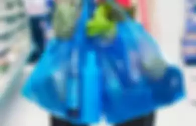 Kebijakan kantong plastik berbayar mulai  diterapkan di gerai-gerai ritel modern per 1 Maret 2019
