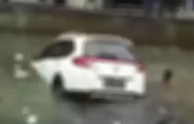 Honda BR-V disupiri emak-emak nyemplung di sungai di Palembang (6/3/2019).