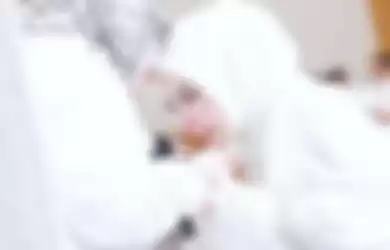 Syahrini tampil anggun dalam balutan hijab serba putih mengenakan makeup flawless yang natural saat moment sungkeman dan pengajian di Jepang