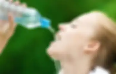 Jangan Minum Sambil Berdiri, Ini 5 Bahayanya Bagi Tubuh Kita