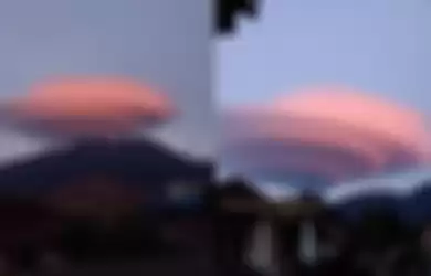 Penampakan Gunung Lawu dihiasi awan lenticular mirip piring terbang. 