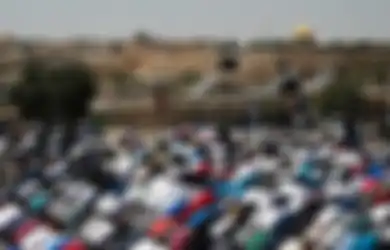 Ketika 40.000 Warga Palestina Melaksanakan Sholat Jumat di Tengah Pengamanan Militer Israel
