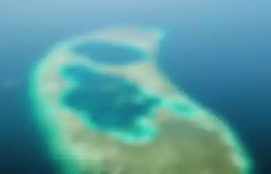 Lubang biru pertama ditemukan di dekat pulau Sipadan, Malaysia. 